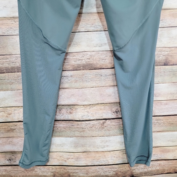 Victoria sport sage green knockout pocket athletic leggings Lg - Picture 8 of 13
